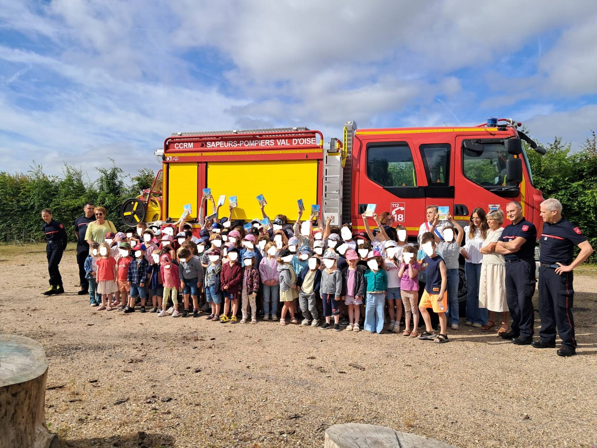 Remise des agendas scolaires à Aincourt