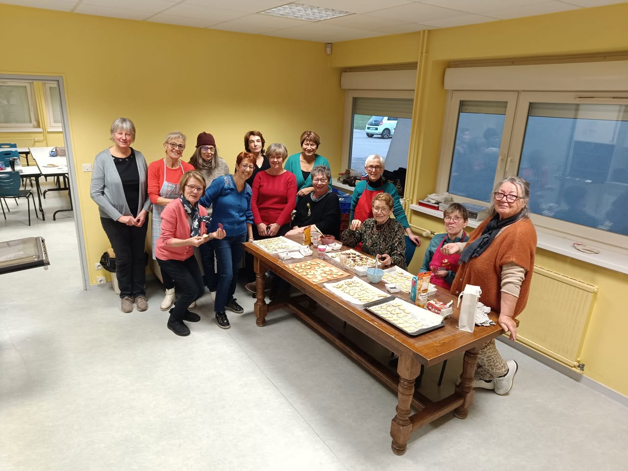 Confectionnant des Bredele de Noël au comité 54