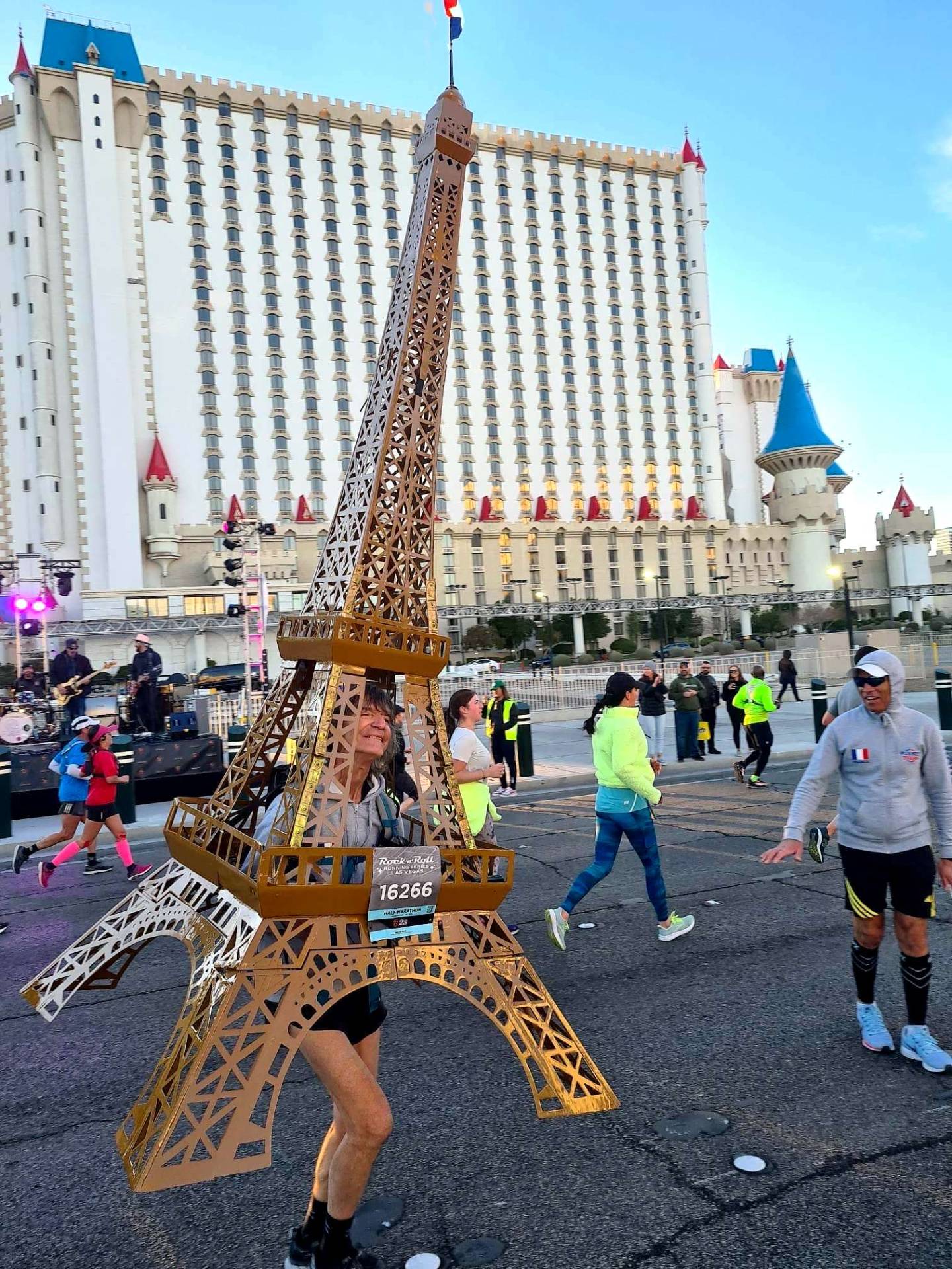 Michel Bach court avec sa Tour Eiffel