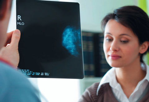Chez certaines femmes, l’ablation d’un sein est vécue comme une mutilation. malgré les campagnes de dépistage et la précocité des traitements, 30 % des femmes atteintes d’un cancer du sein doivent subir une mastectomie.