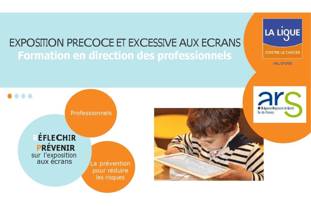 Enfant qui regarde un écran