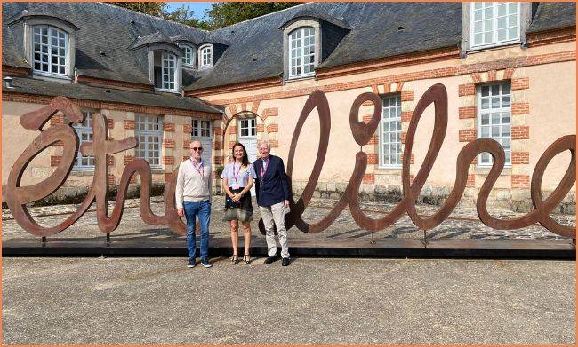À droite en photo, Gérard Huot avec Joanna Jammes, directrice générale et Arnaud Pomel, administrateur de L'ENVOL au parc de Chamarande