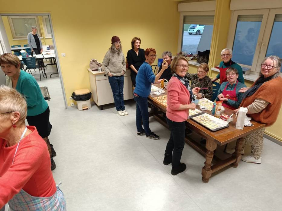 Confectionnant des Bredele de Noël au comité 54