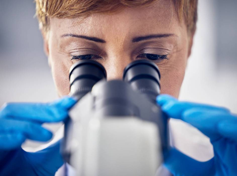 femme microscope recherche