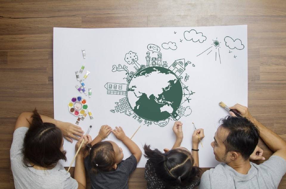 Défi scolaire Enfants participant à un défi créatif