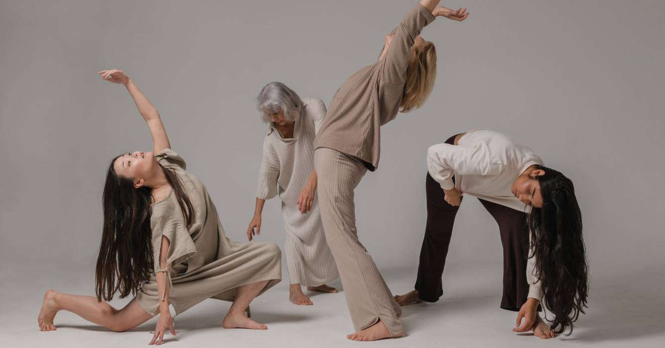 Personnes pratiquant la danse primitive
