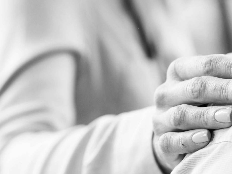 Aide aux malades Main sur l'épaule - solidarité