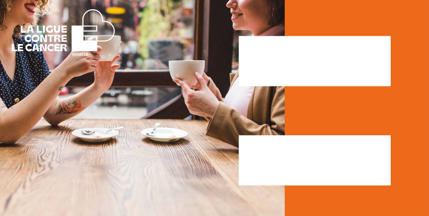 Deux femmes parlant en prenant un café