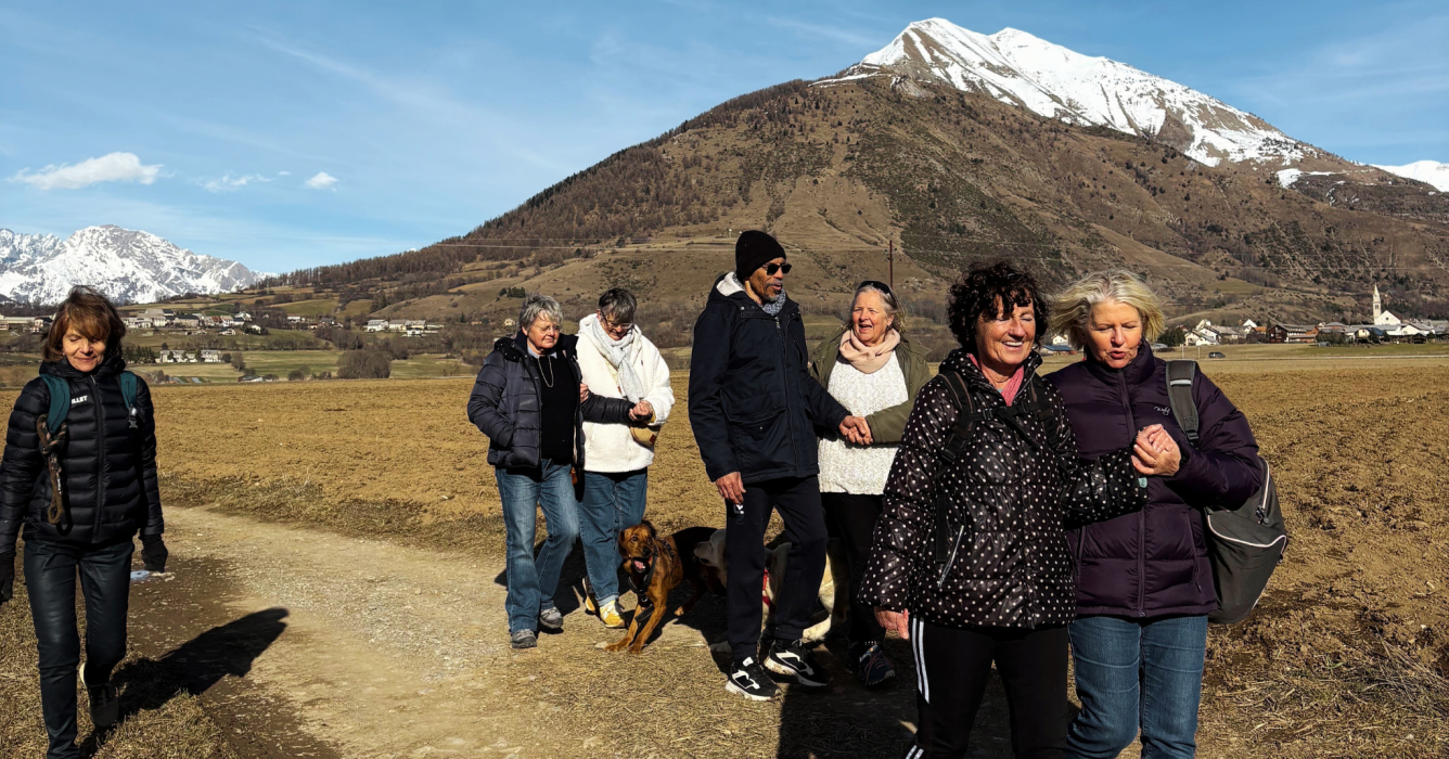 Groupe de personnes qui marchent dans le Champsaur