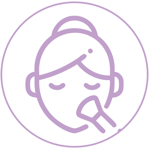 Soins socio-esthétiques femme se faisant maquiller