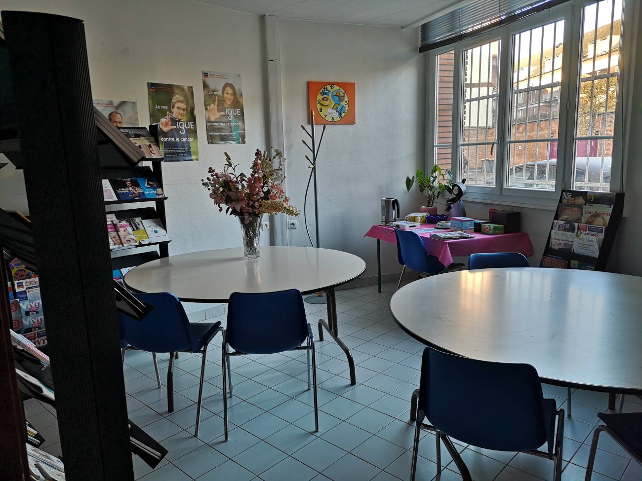 Salle avec deux tables
