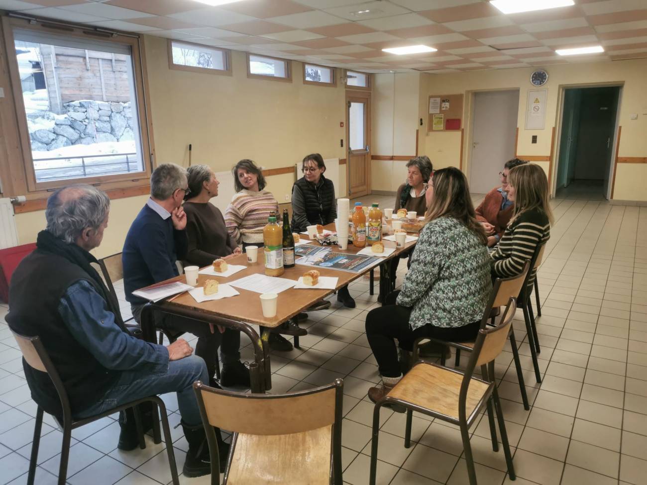 bénévoles briancon autour d'une galette des rois