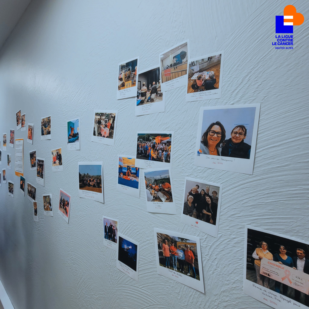 Mur avec photos souvenirs des bénévoles