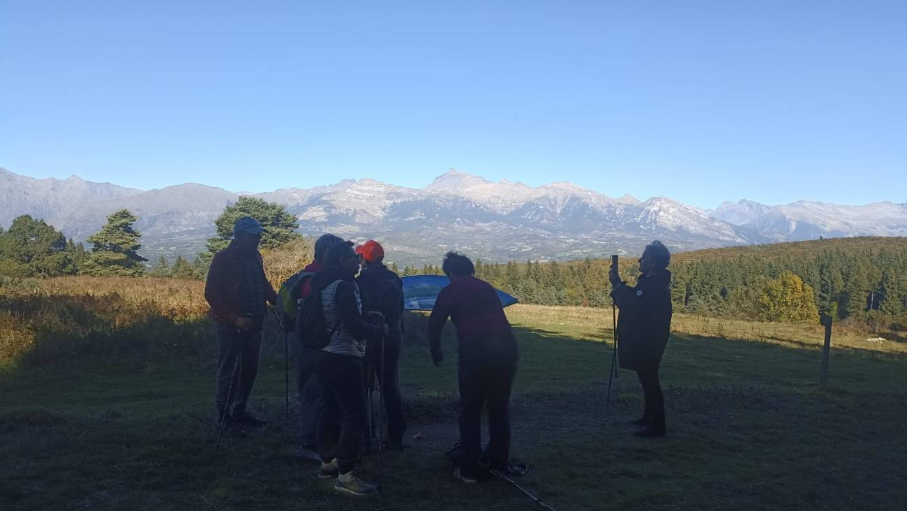Groupe de marcheurs admirant un paysage