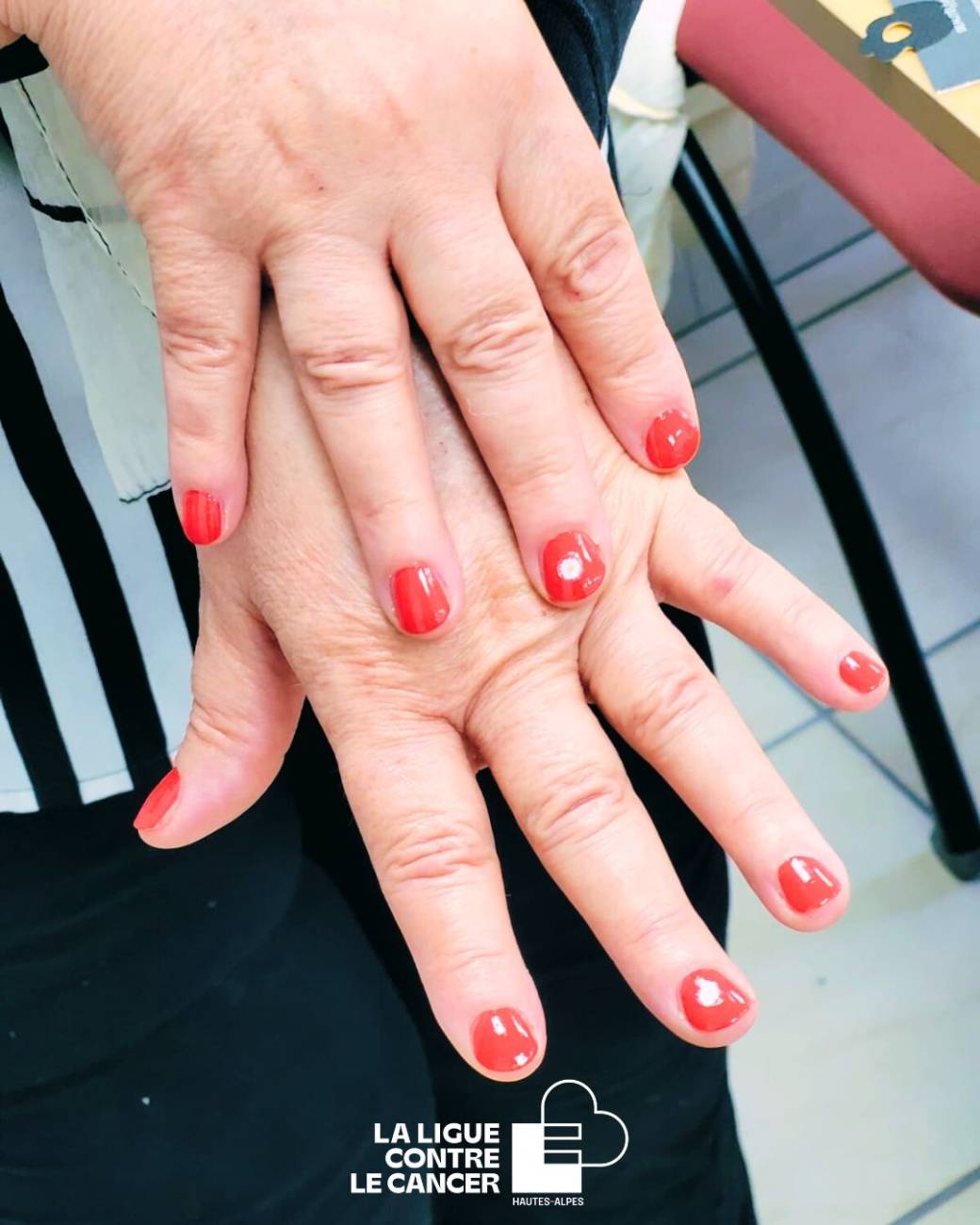 mains avec vernis rouge