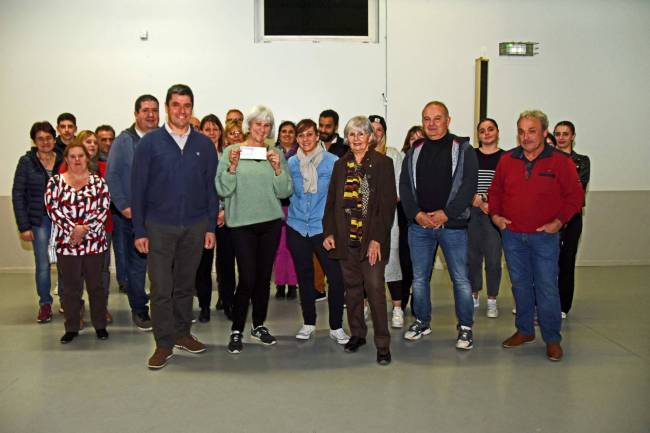 Participants à la cérémonie de remise d’un chèque à Françoise Thusseau pour la Ligue contre le cancer (photo GD)