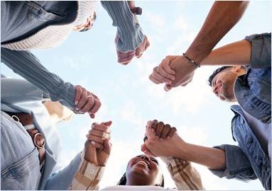 groupe de personnes se tenant la main en vue du dessous