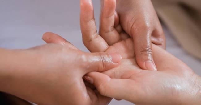 massage de la main